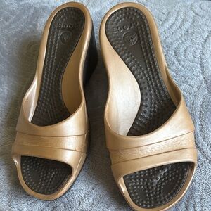 Crocs Women's Sassari Bronze Brown Wedge Slide Slip On Sandals; Sz: 8